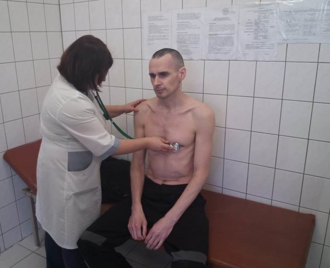 Сенцову проведена коррекция лечения: Опубликована фотография украинца из больницы 01