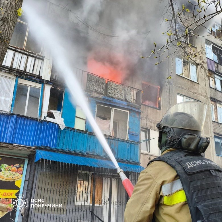 Російський дрон атакував багатоповерхівку в Дружківці