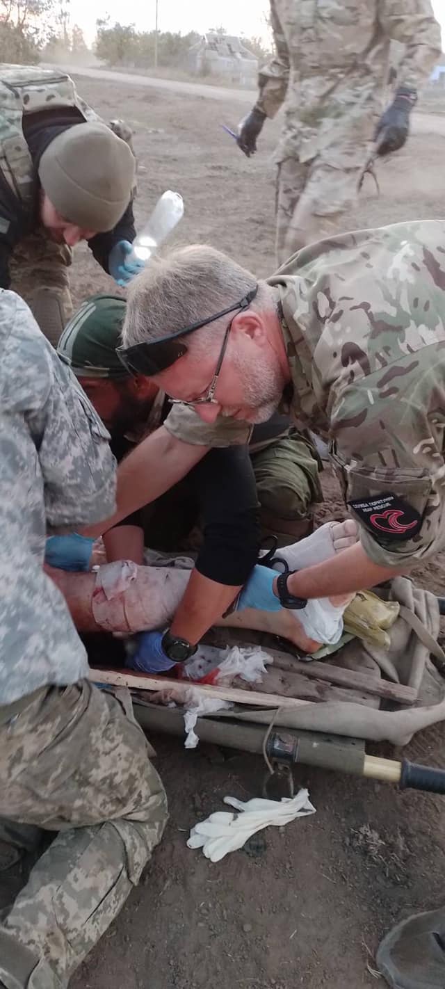 Водій-парамедик Саід Ісмагілов: Москалі мені пишуть, що вб’ють, що розстріляють. Я з цього просто сміюсь. Кажу: якщо ти такий хоробрий, приїжджай на передок, постріляємось… 06