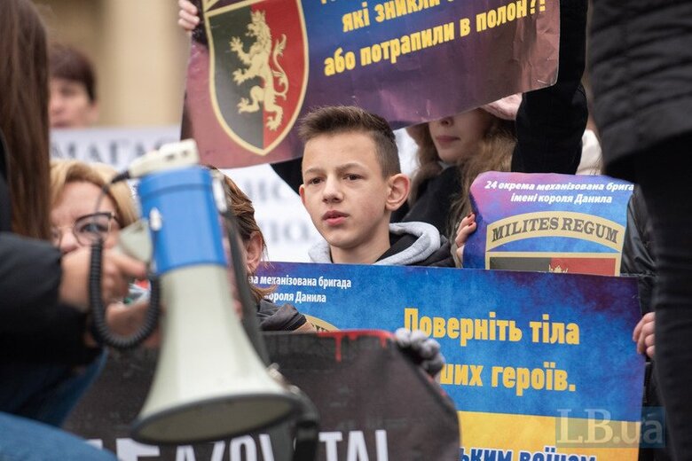 Семьи защитников Мариуполя прошли шествием по Львову 05