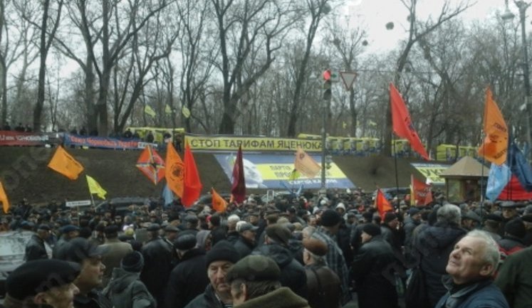 Чорнобильці під Кабміном вимагають повернути їм пільги і соцвиплати