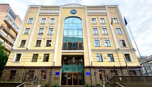 Рашисти вдарили по будівлі ВРП у Києві: є постраждалі