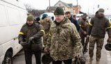 Ніхто не боїться Путіна та росіян: Порошенко привіз шоломи та озброєння захисникам на блокпост біля Києва. ФОТОрепортаж