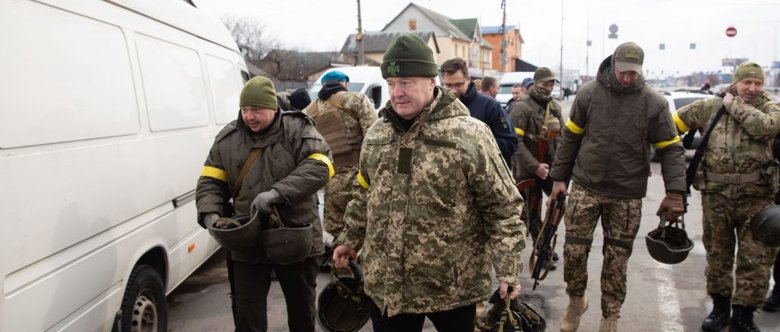 Ніхто не боїться Путіна та росіян: Порошенко привіз шоломи та озброєння захисникам на блокпост біля Києва 04