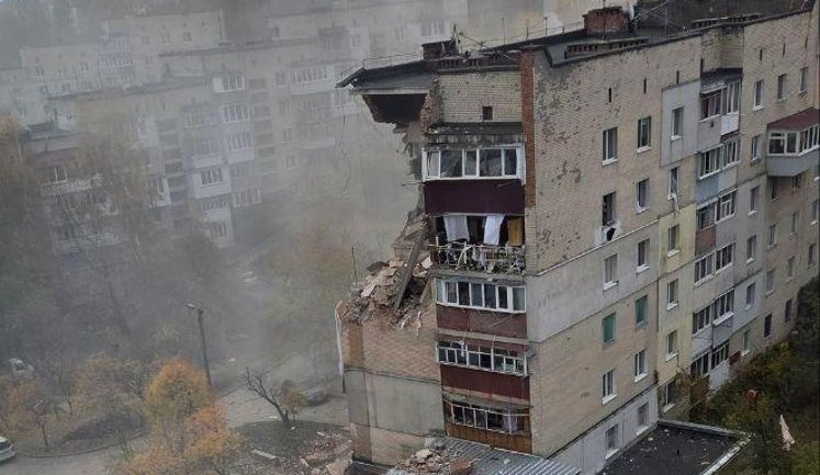 Вибух газу у багатоповерхівці в Хмельницькому: зруйновано кілька поверхів (оновлено). ФОТО