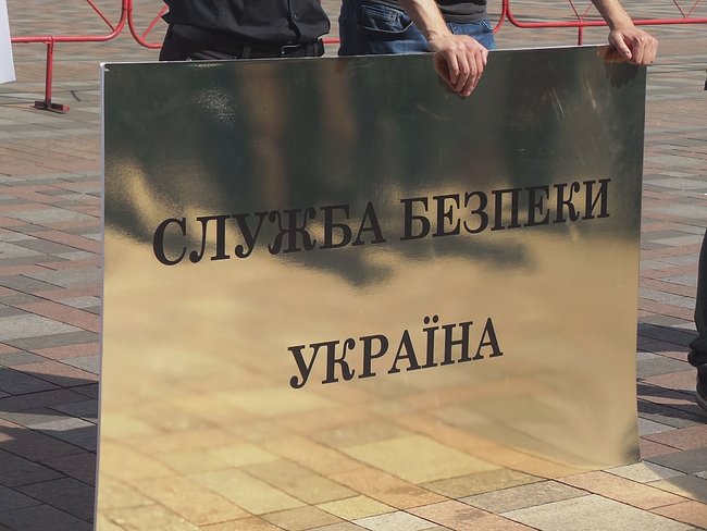 Біля Ради встановили триметрову золоту ксиву СБУ 14