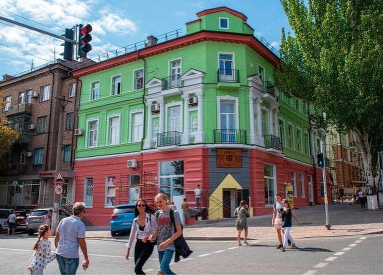 Будинок в Маріуполі пережив дві світові війни та одну громадянську. Але не русский мир 01 Будинок в Маріуполі пережив дві світові війни та одну громадянську. Але не русский мир 01