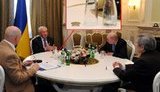 Азаров не послушал Клюева и продолжает пить французскую минералку. ФОТО