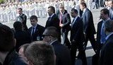 "Федорыч, привет!": Янукович перед парадом подошел к организованным школьникам и учителям. ФОТОрепортаж