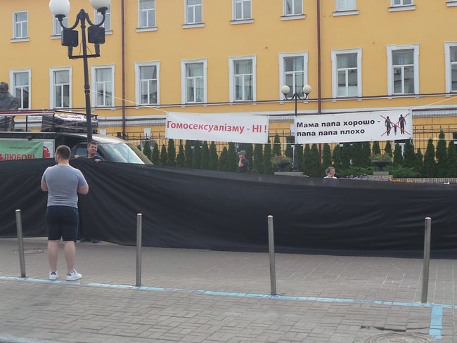 Противники КиївПрайду на стільцях перекривають шлях маршу 01