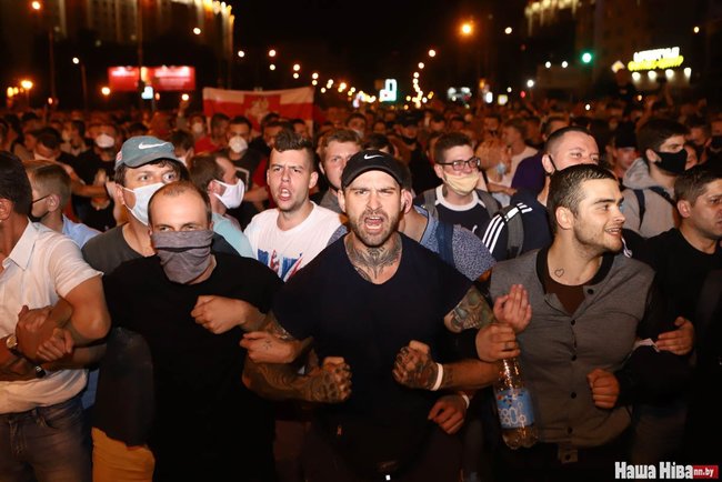 Автозак прориває ланцюг протестувальників у Мінську 03