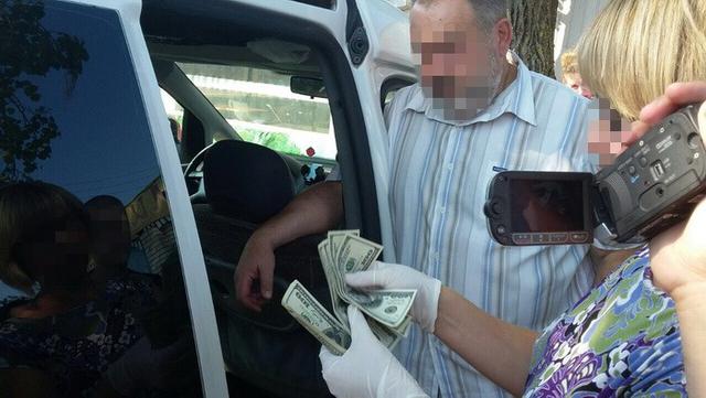 Декан одного из университетов в Ривном попался на взятке $1400, - СБУ 01 Декан одного из университетов в Ривном попался на взятке $1400, - СБУ 01