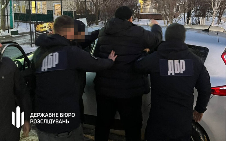 Посадовець військкомату на Одещині за гроші відмазував військовозобов’язаних від мобілізації: ДБР повідомило про підозру 01
