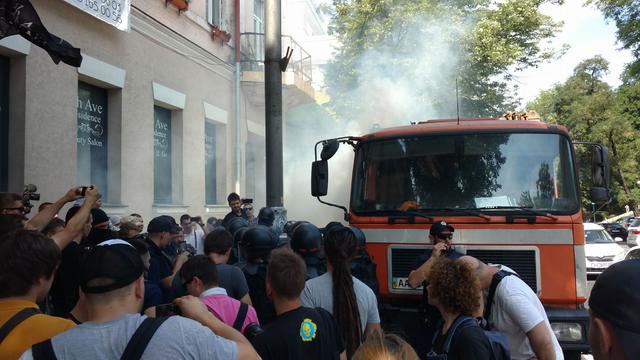 Protesters clash with police near Rada building 15