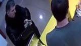 Денісултанов, який здійснив замах на Окуєву та Осмаєва, у 2017 році займався крадіжками дорогих телефонів. ВIДЕО камер спостереження