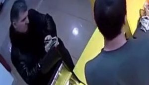 Денісултанов, який здійснив замах на Окуєву та Осмаєва, у 2017 році займався крадіжками дорогих телефонів. ВIДЕО камер спостереження