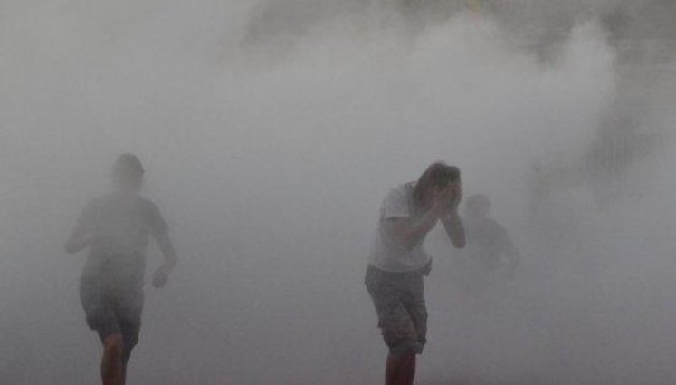Побоище на Троещине - на митинг против застройки пустили слезоточивый газ, затем напали люди с арматурой в руках