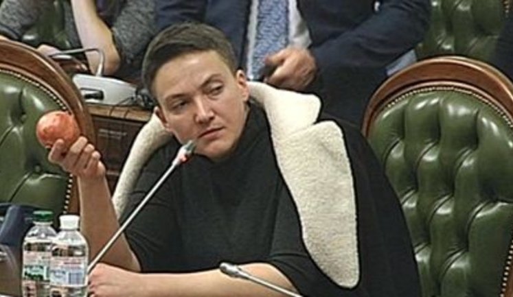 "А може, метнути?", - Савченко погрожує Луценку гранатом на засіданні регламентного комітету. ВIДЕО