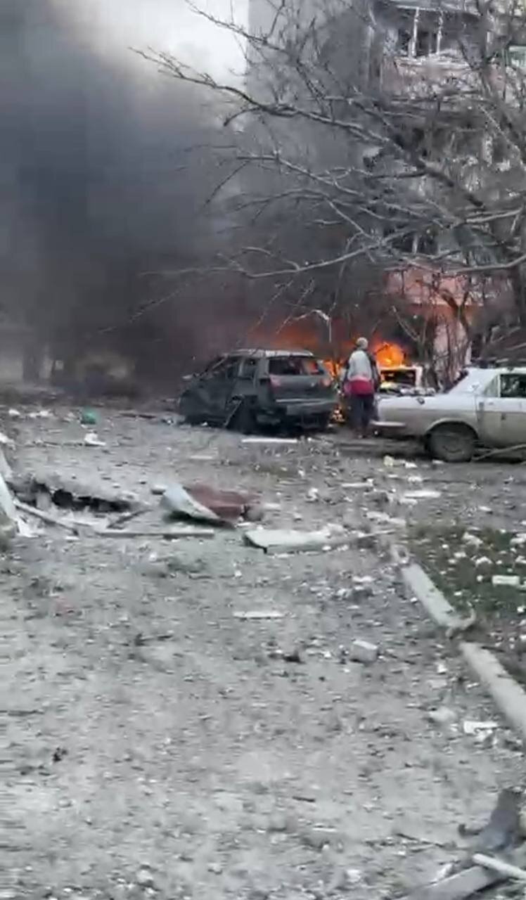 Внаслідок російського обстрілу спалахнув автомобіль, ще пʼять авто - пошкоджені.