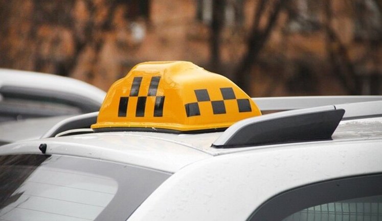 Податківці почали перевіряти таксистів і вилучати особисті авто