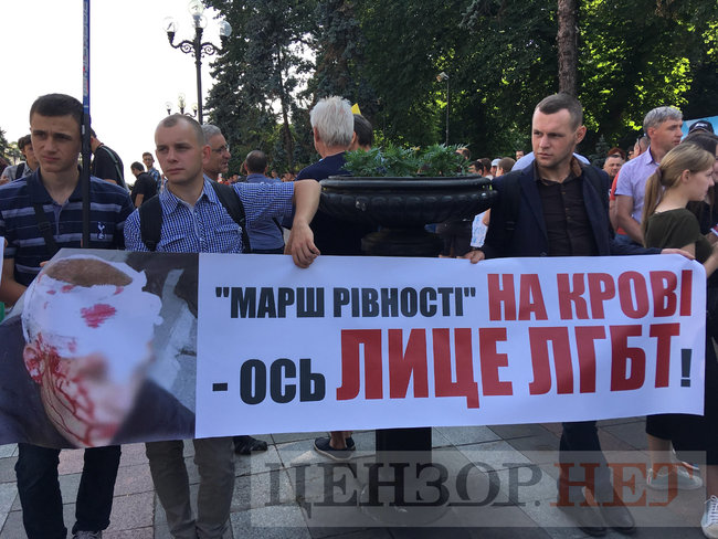 Чому інтереси меншості захищають? і Це все справа рук сатани - вони знищать планету: під Радою відбувається Всеукраїнський сімейний протест 08 Чому інтереси меншості захищають? і Це все справа рук сатани - вони знищать планету: під Радою відбувається Всеукраїнський сімейний протест 08