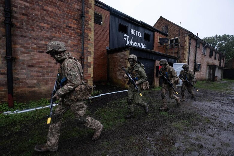 Для тренировки украинских военных в Британии создали полигон из настоящего села 05