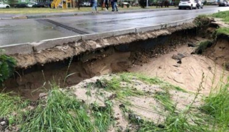 Свято закінчилося: у Нижньому Новгороді після дощу обвалився тротуар, побудований до ЧС-2018. ФОТО