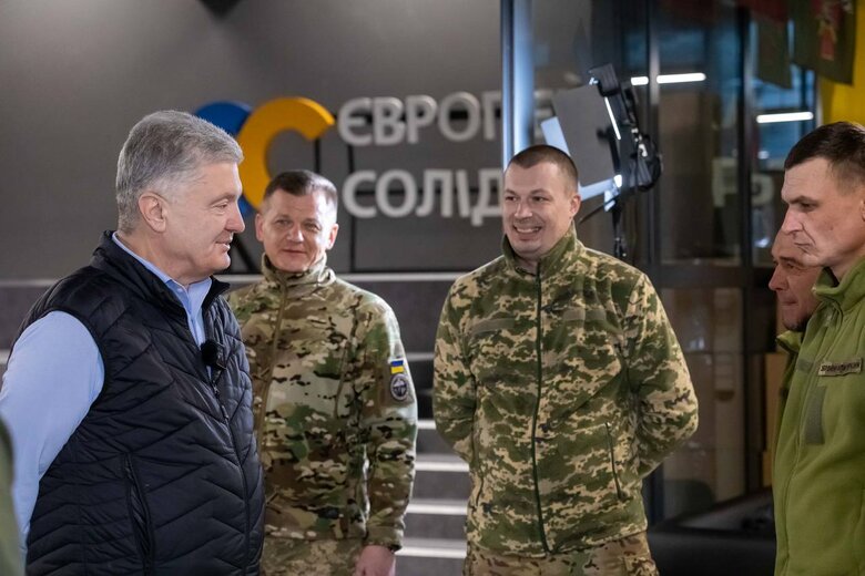 Порошенко передав 500 FPV воїнам зенітникам