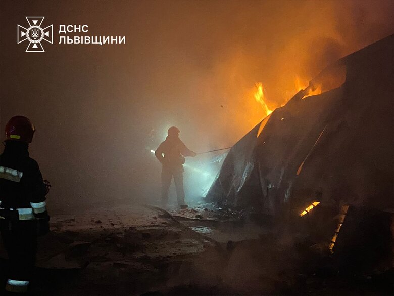 Пожежа на Львівщині: горіло 4 великовантажних автомобілі.