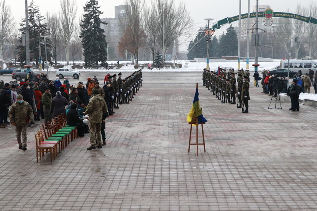Із загиблим на Донбасі воїном Маріупольської бригади Олегом Андрієнком попрощалися в Запоріжжі 02