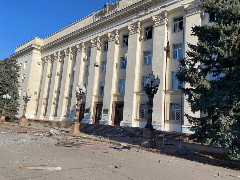 Рашисты обстреляли здание Херсонской ОВА 03