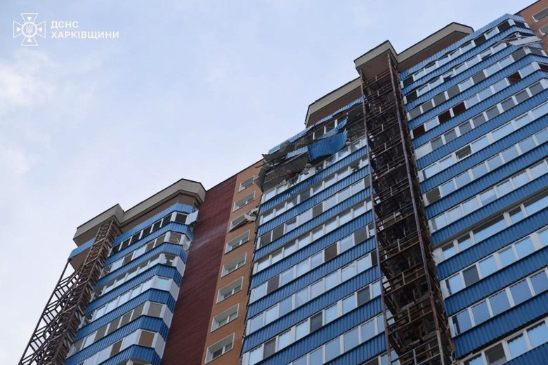 У Харкові дрон влучив у багатоповерхівку: є постраждала