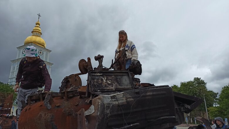 Танк, БМД та Тигр: В центрі Києва відкрилась виставка демілітаризованої техніки російських окупантів 04