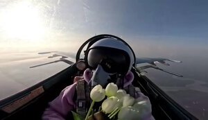 Наш пілот у кабіні винищувача Су-27 привітав з Міжнародним днем боротьби за права жінок. ВIДЕО