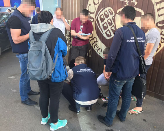 Столичная полиция задержала на взятке в 10 тысяч гривен госинспектора по охране окружающей среды 02 Столичная полиция задержала на взятке в 10 тысяч гривен госинспектора по охране окружающей среды 02