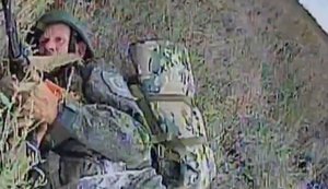 Український FPV-дрон розірвав на шматки російського піхотинця, який йшов забур’яненим полем на Покровському напрямку. ВIДЕО