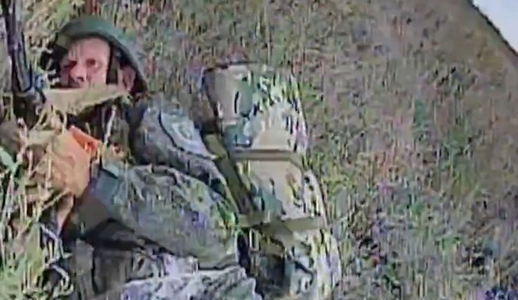 Український FPV-дрон розірвав на шматки російського піхотинця, який йшов забур’яненим полем на Покровському напрямку. ВIДЕО