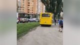 "Опять попался": в Киеве уволили очередного маршрутчика за езду по тротуару. ВИДЕО