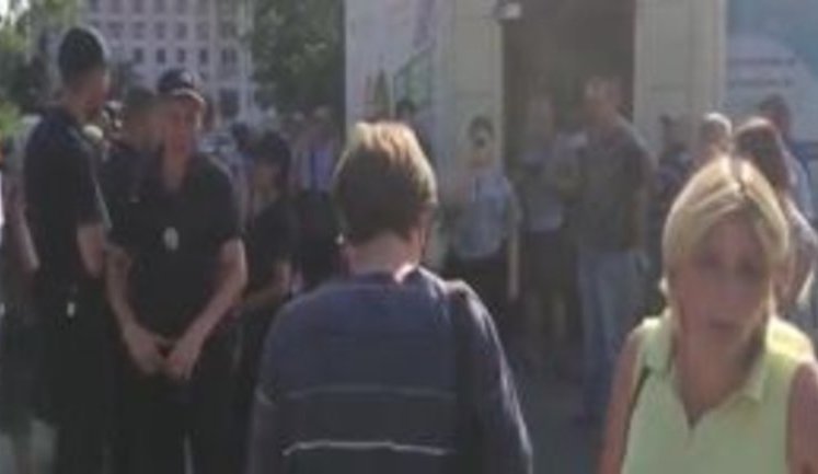 "Ти в якому місті? Вали до себе, рагуль", - кілька десятків прихильників "русского мира" провели акцію на Куликовому полі в Одесі.. ВIДЕО