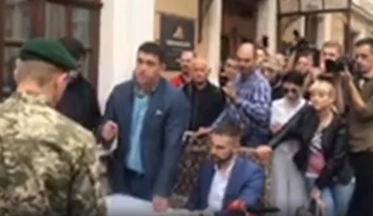 Border guards trying to serve protocol of administrative offence to Saakashvili. LIVE