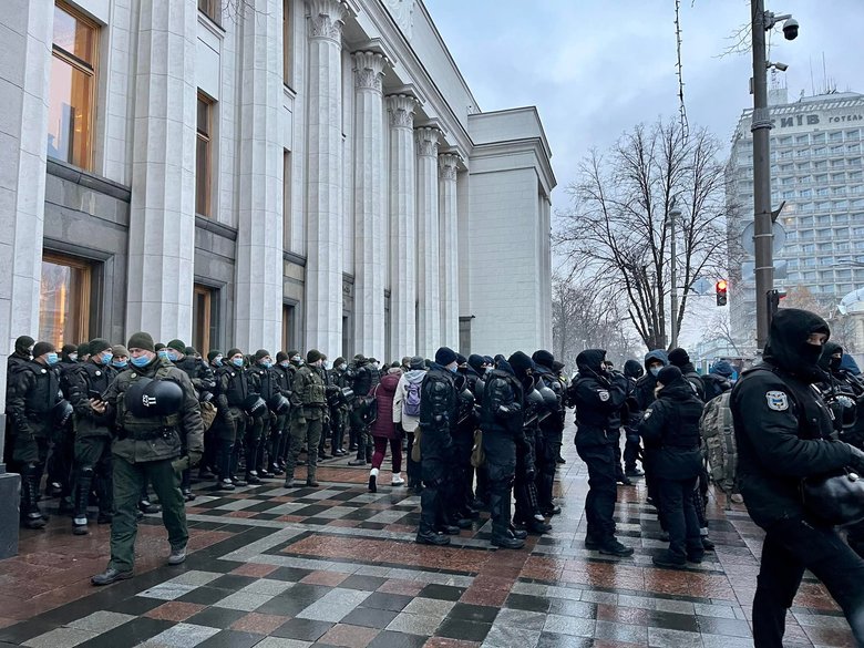 Сьогодні Рада заслухає послання Зеленського. Парламент під посиленою охороною поліції та Нацгвардії 02 Сьогодні Рада заслухає послання Зеленського. Парламент під посиленою охороною поліції та Нацгвардії 02