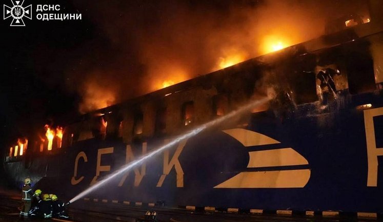 Внаслідок російської атаки у порту Одеси загорілися зерносховища, – Мінрозвитку