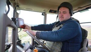 Фермер у шоломі та бронежилеті засіває поле у Запорізькій області за 30 км від лінії зіткнення. ФОТОфакт