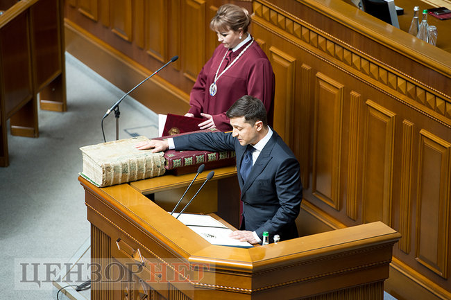 Зеленский с булавой, отвернувшийся Порошенко, Савченко в медалях, смеющиеся Луценко и Грицак, - инаугурация шестого Президента Украины Зеленского 29