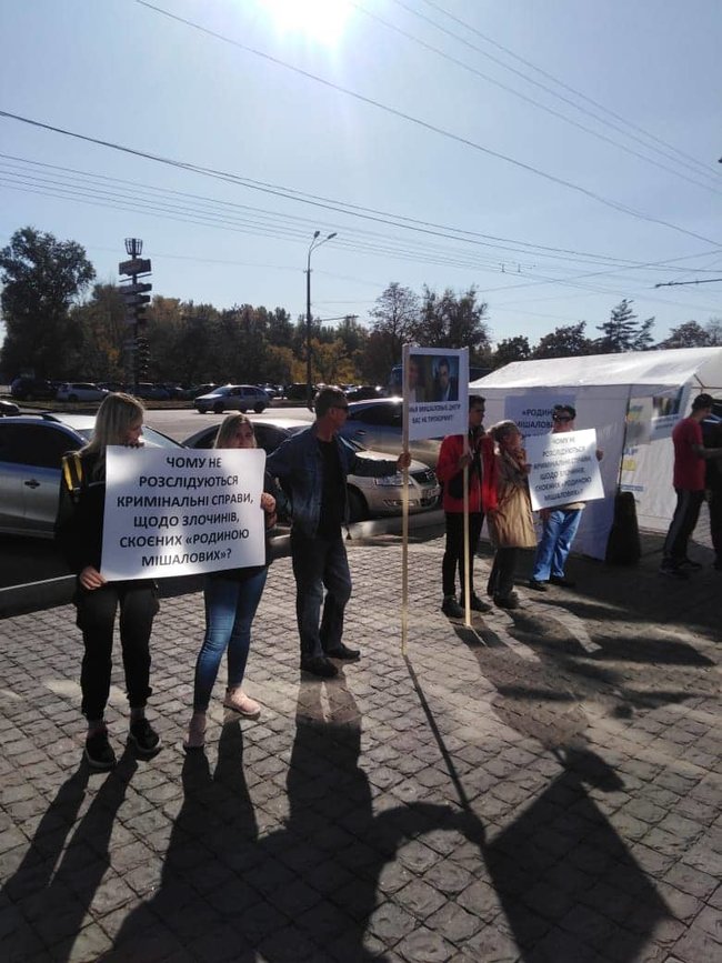 У Дніпрі активісти пікетували офіс тендерного короля Мішалова 01