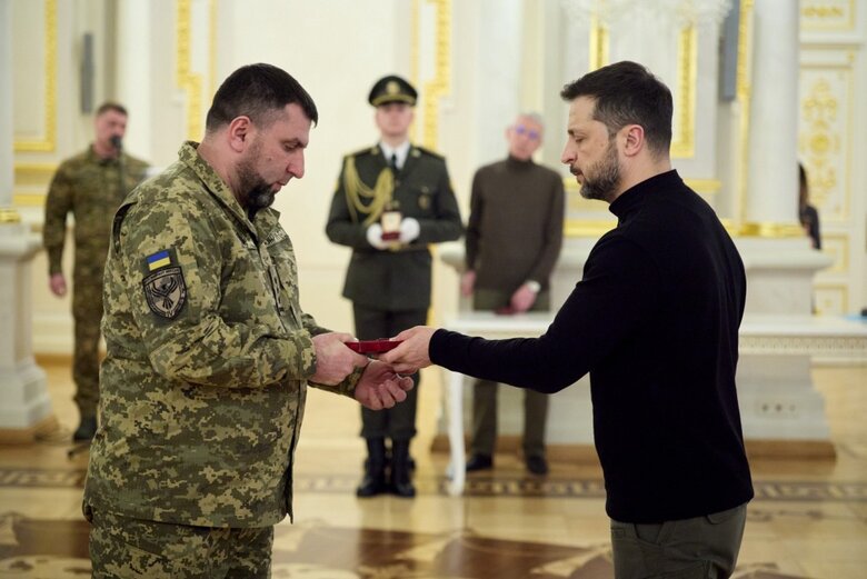 Зеленський вручив нагороди військовим