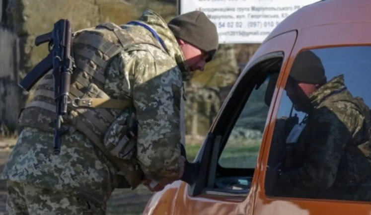 В Черновицкой области группа гражданских напала на представителя ТЦК. Военный выстрелил в землю, чтобы защититься. ВИДЕО (обновлено)