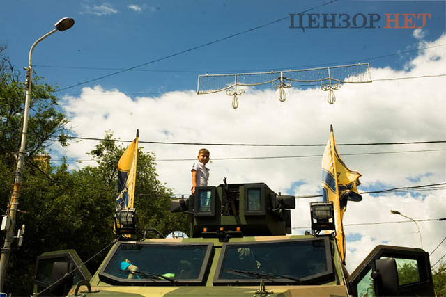 Третя річниця визволення Маріуполя - парад захисників міста 05
