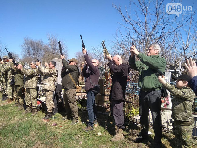 Волонтера Виктора Погодина проводили в последний путь в Одессе 03