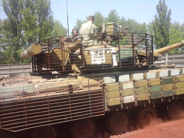 Волонтеры, изготовляющие защитные экраны для техники 17-й танковой бригады, обратились за помощью к украинцам 02